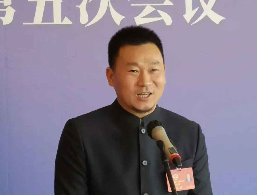 202204221343.jpg 为进一步展示市政协团结、民主、开放、自信的形象,向市民和网友展示政协委员的履职风采,中山市政协十二届五次会议在2月4日上午开幕前开设“委员通道”,市政协委员、济南承泽现代农业管理有限公司公司总经理陈朝阳走进“委员通道”,回应社会关切的问题。他就如何做好城市应急管理规划的问题进行发言,并回答记者提问。.jpg